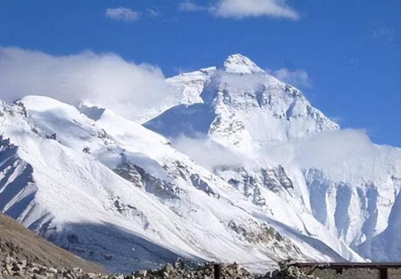 Leo lên đỉnh Everest, tốt nhất là không nên giúp đỡ người bị ngã? Leo len dinh Everest, tot nhat la khong nen giup do nguoi bi nga?