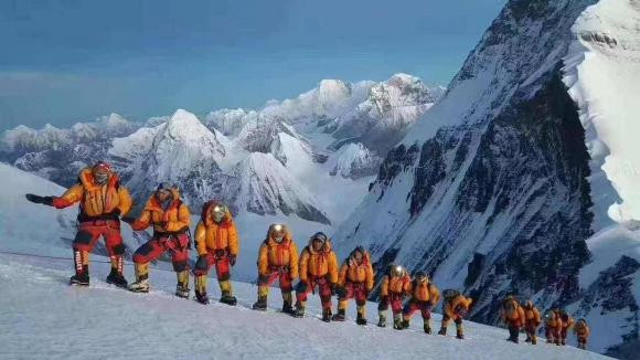 Leo lên đỉnh Everest, tốt nhất là không nên giúp đỡ người bị ngã? - Hình 3 Leo len dinh Everest, tot nhat la khong nen giup do nguoi bi nga?-Hinh-3