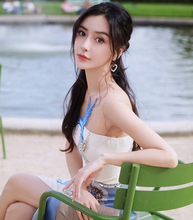 Màn biểu diễn thoát y của Lisa hủy hoại sự nghiệp 2 ngôi sao - Hình 2 Man bieu dien thoat y cua Lisa huy hoai su nghiep 2 ngoi sao-Hinh-2