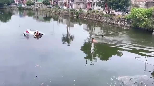 Video: Ô tô lao xuống sông, người dân vội nhảy xuống cứu 3 mẹ con Video: O to lao xuong song, nguoi dan voi nhay xuong cuu 3 me con