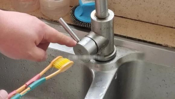 Bàn chải đánh răng cũ đừng vứt, buộc lại thành công cụ hữu ích Ban chai danh rang cu dung vut, buoc lai thanh cong cu huu ich