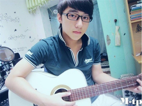 Nhạc sĩ Huy Tuấn làm gì mà Sơn Tùng M-TP cúi người cảm ơn? Nhac si Huy Tuan lam gi ma Son Tung M-TP cui nguoi cam on?