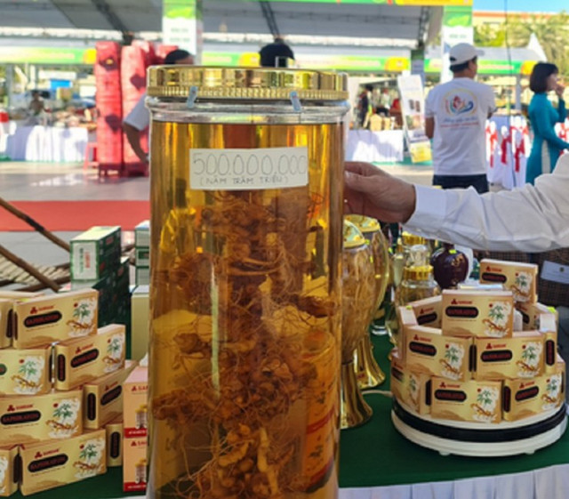 Dạo bước ở phiên chợ bạc tỷ, bất ngờ với bình rượu giá nửa tỷ đồng - Hình 3 Dao buoc o phien cho bac ty, bat ngo voi binh ruou gia nua ty dong-Hinh-3