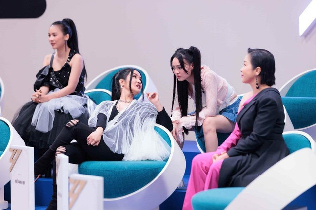 Hồng Nhung gây tranh cãi vì ngồi gác chân lên bảng tên Hong Nhung gay tranh cai vi ngoi gac chan len bang ten