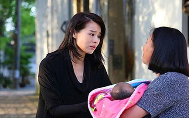 Phát hiện trẻ sơ sinh đặt trước cổng nhà, tôi quyết nhận nuôi Phat hien tre so sinh dat truoc cong nha, toi quyet nhan nuoi