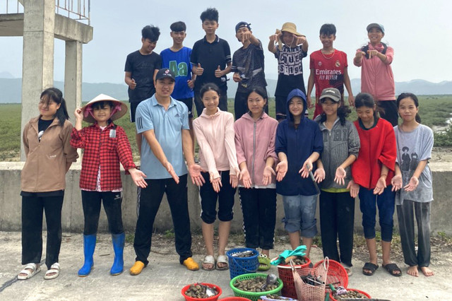 Nghề tay trái 'hái ra tiền' của các thầy cô trên đảo Quan Lạn Nghe tay trai 'hai ra tien' cua cac thay co tren dao Quan Lan