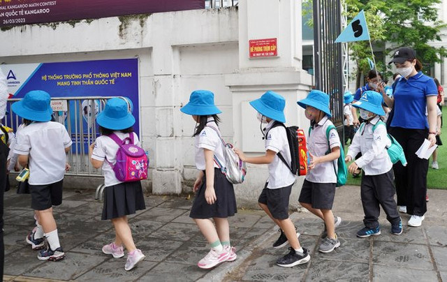 Thông tin về việc học sinh lớp 1 bị bỏ quên trên xe sau chuyến dã ngoại Thong tin ve viec hoc sinh lop 1 bi bo quen tren xe sau chuyen da ngoai