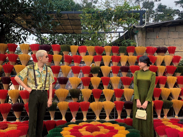 Cặp đôi 9X mê du lịch, diện đồ 'ton sur ton' Cap doi 9X me du lich, dien do 'ton sur ton'