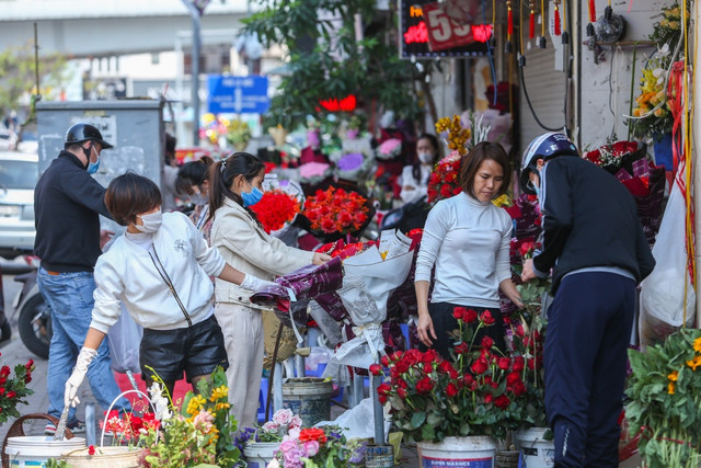 Khách không còn chi bạo tay cho hoa Valentine Khach khong con chi bao tay cho hoa Valentine