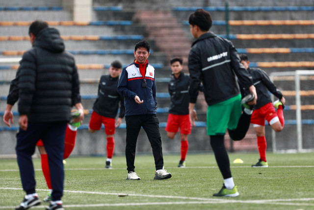U20 Việt Nam nhồi thể lực trong buổi tập khai xuân - Hình 6 U20 Viet Nam nhoi the luc trong buoi tap khai xuan-Hinh-6