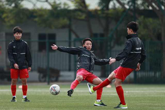 U20 Việt Nam nhồi thể lực trong buổi tập khai xuân - Hình 8 U20 Viet Nam nhoi the luc trong buoi tap khai xuan-Hinh-8