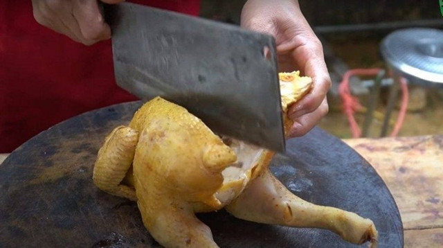 Bà chặt gà làm cỗ cháu xin một miếng không cho, con dâu tức giận Ba chat ga lam co chau xin mot mieng khong cho, con dau tuc gian
