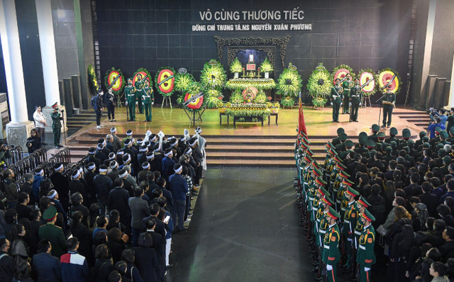 Gia đình, đồng nghiệp rơi nước mắt đưa tiễn nhạc sĩ Xuân Phương - Hình 3 Gia dinh, dong nghiep roi nuoc mat dua tien nhac si Xuan Phuong-Hinh-3