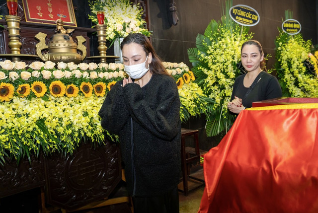 Gia đình, đồng nghiệp rơi nước mắt đưa tiễn nhạc sĩ Xuân Phương - Hình 2 Gia dinh, dong nghiep roi nuoc mat dua tien nhac si Xuan Phuong-Hinh-2