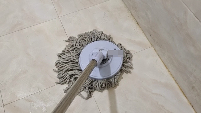 Dù cây lau chỉ cần nhúng trong nước này là sẽ sạch ngay Du cay lau chi can nhung trong nuoc nay la se sach ngay