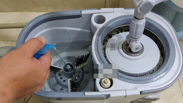 Dù cây lau chỉ cần nhúng trong nước này là sẽ sạch ngay - Hình 4 Du cay lau chi can nhung trong nuoc nay la se sach ngay-Hinh-4