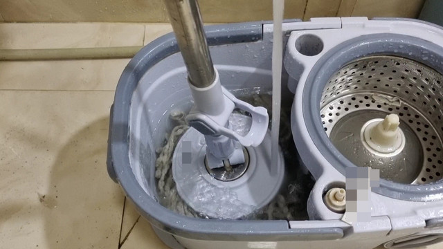 Dù cây lau chỉ cần nhúng trong nước này là sẽ sạch ngay - Hình 9 Du cay lau chi can nhung trong nuoc nay la se sach ngay-Hinh-9
