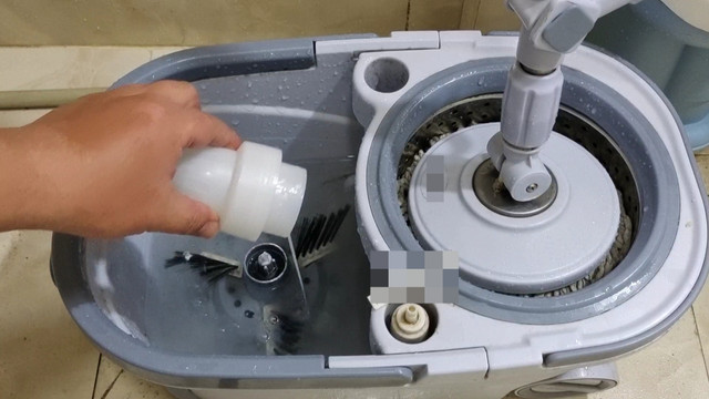 Dù cây lau chỉ cần nhúng trong nước này là sẽ sạch ngay - Hình 6 Du cay lau chi can nhung trong nuoc nay la se sach ngay-Hinh-6