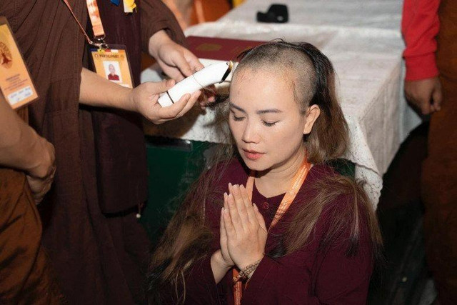 Hoàng Yến lên tiếng khi bị nói "xuống tóc xuất gia là làm màu" Hoang Yen len tieng khi bi noi