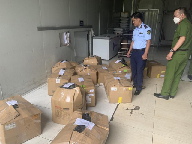 Phát hiện 5 tạ đùi gà, gà ủ muối không rõ nguồn gốc - Hình 2 Phat hien 5 ta dui ga, ga u muoi khong ro nguon goc-Hinh-2
