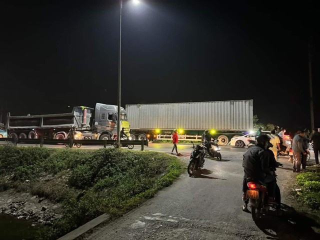 Tai nạn giao thông liên hoàn, xe tải mất lái lao thẳng xuống nước Tai nan giao thong lien hoan, xe tai mat lai lao thang xuong nuoc