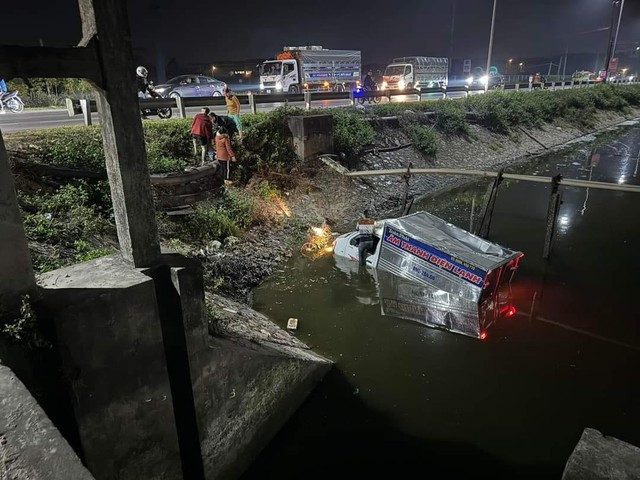 Tai nạn giao thông liên hoàn, xe tải mất lái lao thẳng xuống nước - Hình 4 Tai nan giao thong lien hoan, xe tai mat lai lao thang xuong nuoc-Hinh-4