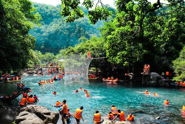 Một ngày khám phá vườn quốc gia Phong Nha - Kẻ Bàng Mot ngay kham pha vuon quoc gia Phong Nha - Ke Bang