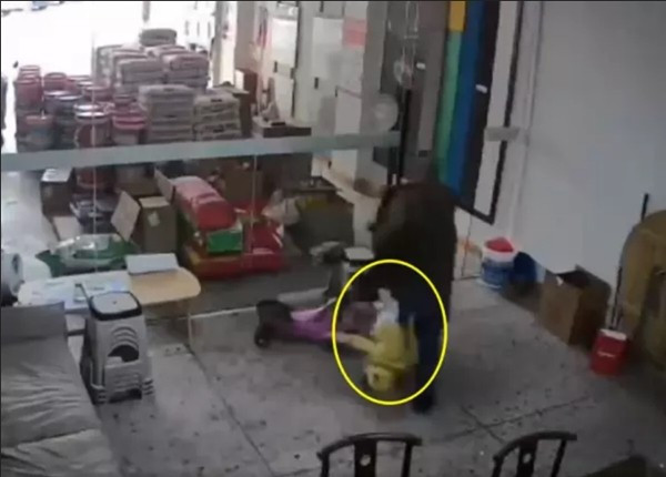 Nhân viên bỏ chạy trong động đất vẫn nhanh tay cứu con ông chủ Nhan vien bo chay trong dong dat van nhanh tay cuu con ong chu