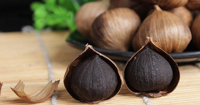 Tỏi đen ví như "thần dược", nhưng không phải ai cũng có thể ăn Toi den vi nhu