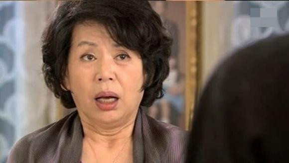 Khi cả gia đình ngồi ăn, tôi lặng lẽ đổi bát cho con dâu Khi ca gia dinh ngoi an, toi lang le doi bat cho con dau
