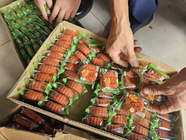 Giật mình giá bánh trung thu nhân trứng chảy Trung Quốc - Hình 3 Giat minh gia banh trung thu nhan trung chay Trung Quoc-Hinh-3