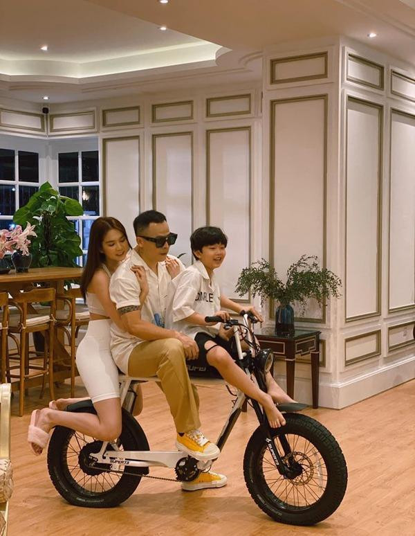 Ngọc Trinh bị bắt, phản ứng của 'ông bầu' Vũ Khắc Tiệp thế nào - Hình 4 Ngoc Trinh bi bat, phan ung cua 'ong bau' Vu Khac Tiep the nao-Hinh-4