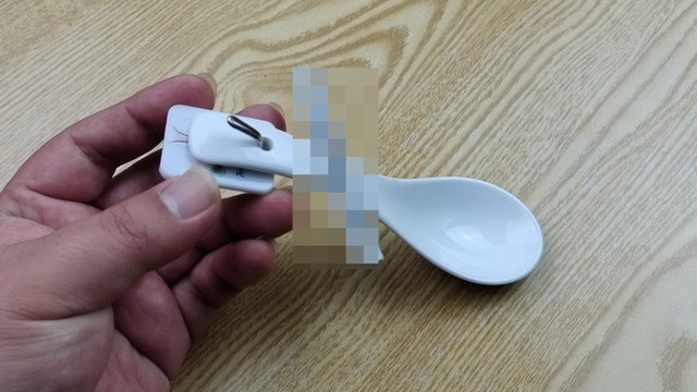 Bất ngờ công dụng của lỗ nhỏ trên thìa sứ - Hình 4 Bat ngo cong dung cua lo nho tren thia su-Hinh-4