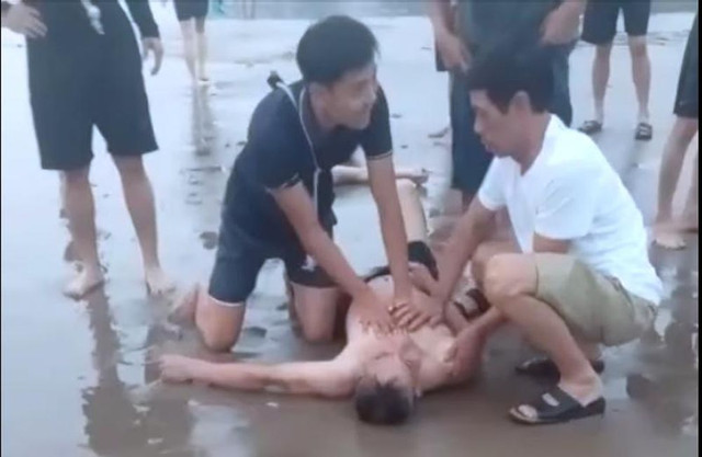 Cửa Lò: 4 du khách đuối nước được 2 ngư dân cứu sống Cua Lo: 4 du khach duoi nuoc duoc 2 ngu dan cuu song