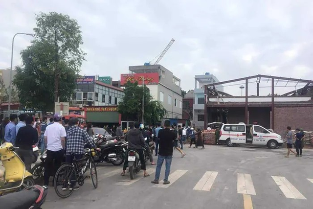 Sập mái nhà đang thi công ở Thái Bình khiến 8 người thương vong - Hình 2 Sap mai nha dang thi cong o Thai Binh khien 8 nguoi thuong vong-Hinh-2