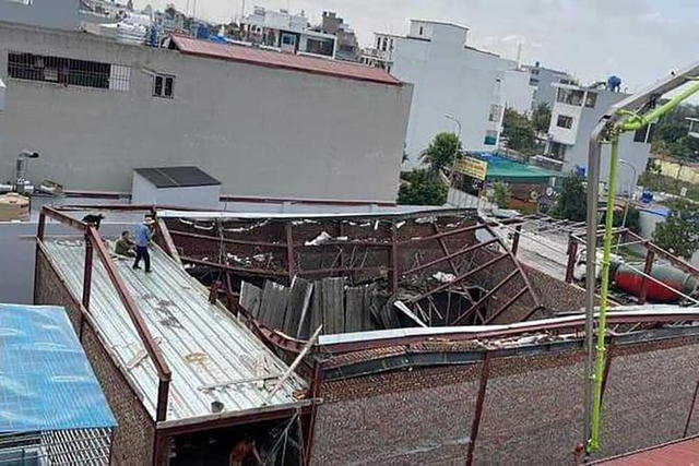 Sập mái nhà đang thi công ở Thái Bình khiến 8 người thương vong Sap mai nha dang thi cong o Thai Binh khien 8 nguoi thuong vong