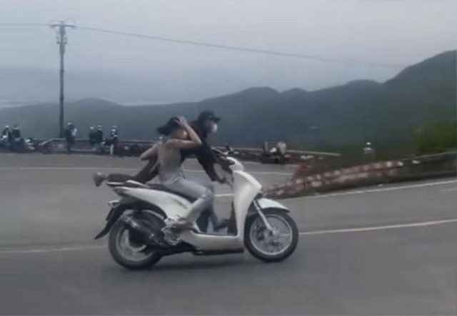 Video: Phẫn nộ đôi nam nữ đi SH diễn xiếc trên đèo Hải Vân Video: Phan no doi nam nu di SH dien xiec tren deo Hai Van