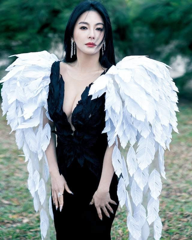 "Mỹ nhân phản bội Châu Tinh Trì" U40 mà trẻ đẹp như gái đôi mươi - Hình 2