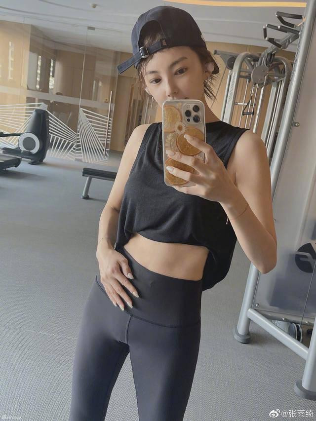 "Mỹ nhân phản bội Châu Tinh Trì" U40 mà trẻ đẹp như gái đôi mươi - Hình 6
