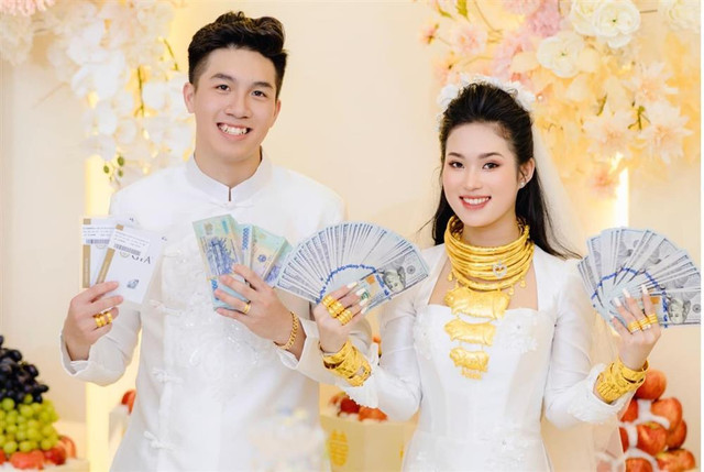 Cô dâu Long An nhận được quà chục tỷ trong ngày cưới - Hình 3 Co dau Long An nhan duoc qua chuc ty trong ngay cuoi-Hinh-3