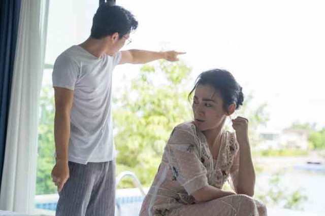 Sang thăm con, bố vợ nói một câu chàng rể tái mặt Sang tham con, bo vo noi mot cau chang re tai mat