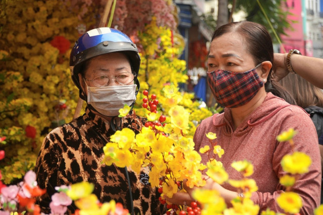 Chợ đồ trang trí lớn nhất TPHCM nhộn nhịp ngày cuối năm - Hình 4 Cho do trang tri lon nhat TPHCM nhon nhip ngay cuoi nam-Hinh-4