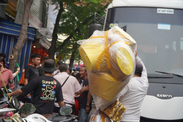 Chợ đồ trang trí lớn nhất TPHCM nhộn nhịp ngày cuối năm - Hình 12 Cho do trang tri lon nhat TPHCM nhon nhip ngay cuoi nam-Hinh-12