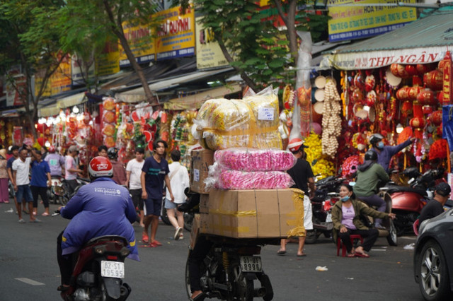 Chợ đồ trang trí lớn nhất TPHCM nhộn nhịp ngày cuối năm - Hình 13 Cho do trang tri lon nhat TPHCM nhon nhip ngay cuoi nam-Hinh-13