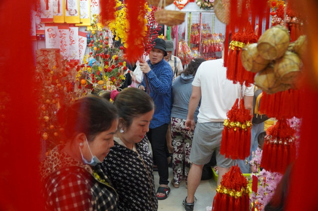 Chợ đồ trang trí lớn nhất TPHCM nhộn nhịp ngày cuối năm - Hình 8 Cho do trang tri lon nhat TPHCM nhon nhip ngay cuoi nam-Hinh-8
