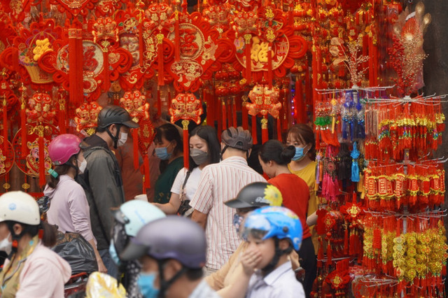 Chợ đồ trang trí lớn nhất TPHCM nhộn nhịp ngày cuối năm - Hình 10 Cho do trang tri lon nhat TPHCM nhon nhip ngay cuoi nam-Hinh-10