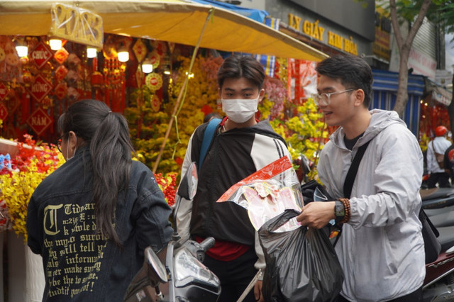 Chợ đồ trang trí lớn nhất TPHCM nhộn nhịp ngày cuối năm - Hình 5 Cho do trang tri lon nhat TPHCM nhon nhip ngay cuoi nam-Hinh-5