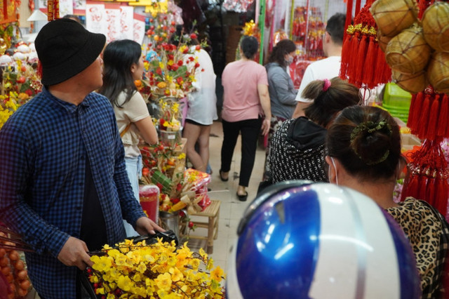 Chợ đồ trang trí lớn nhất TPHCM nhộn nhịp ngày cuối năm - Hình 6 Cho do trang tri lon nhat TPHCM nhon nhip ngay cuoi nam-Hinh-6