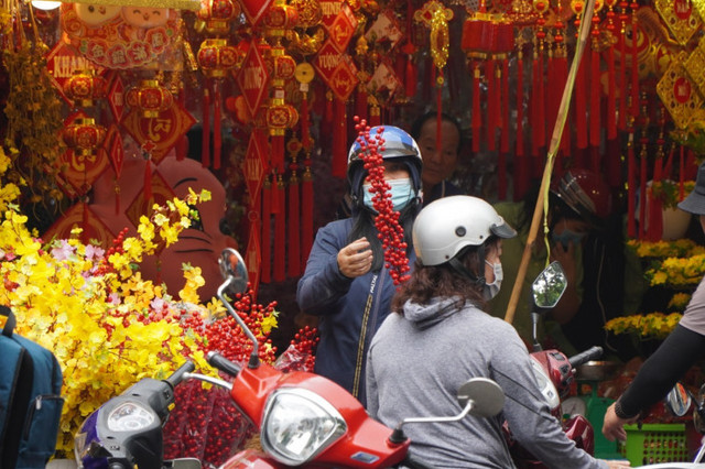 Chợ đồ trang trí lớn nhất TPHCM nhộn nhịp ngày cuối năm - Hình 3 Cho do trang tri lon nhat TPHCM nhon nhip ngay cuoi nam-Hinh-3