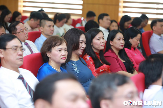 Tháo gỡ khó khăn, tạo điều kiện tốt nhất có thể để báo chí cống hiến - Hình 11 Thao go kho khan, tao dieu kien tot nhat co the de bao chi cong hien-Hinh-11